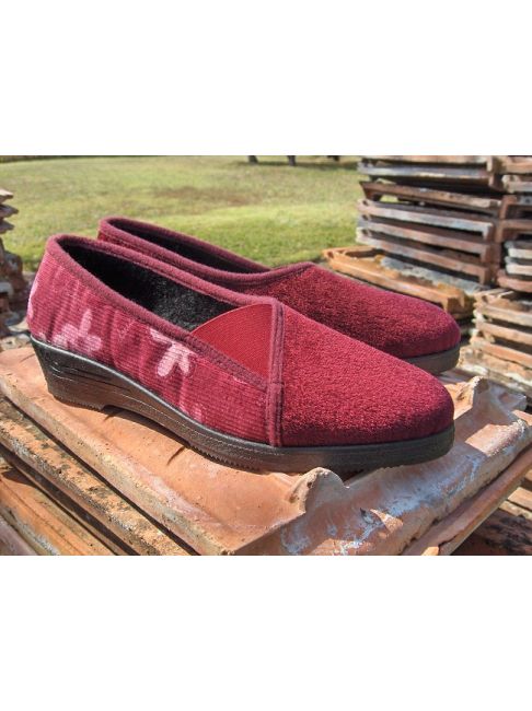 mocassin rouge personne âgée