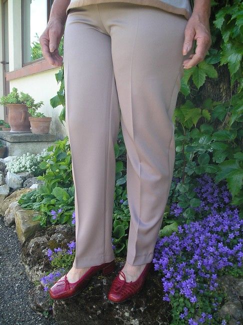 pantalon beige personne âgée