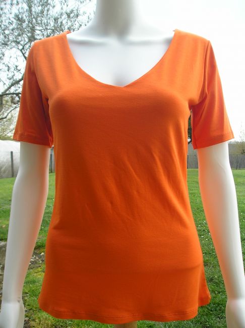 tee-shirt orangé personne âgée