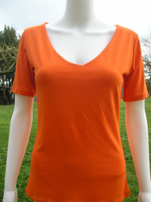 tee-shirt orangé personne âgée