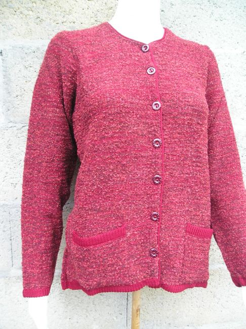 cardigan rouge personne âgée