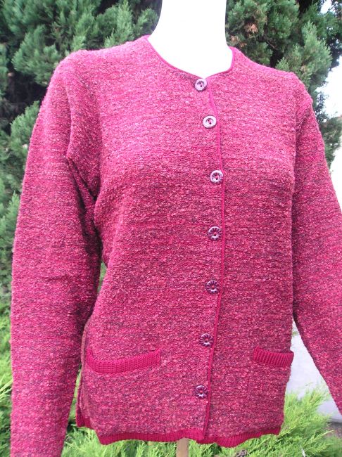 cardigan rouge personne âgée
