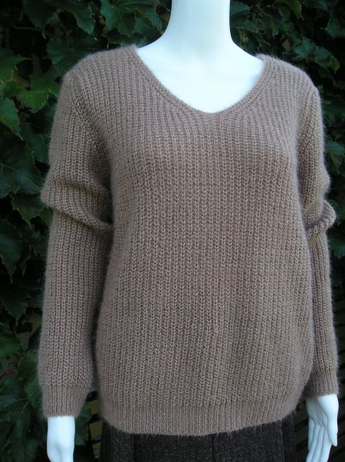 pull col V personne âgée