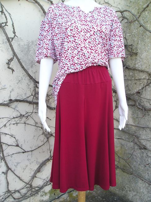 jupe bordeaux personne âgée