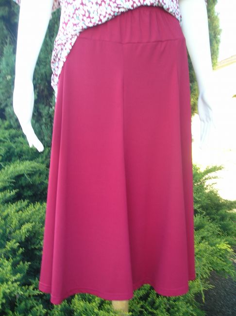 jupe bordeaux personne âgée